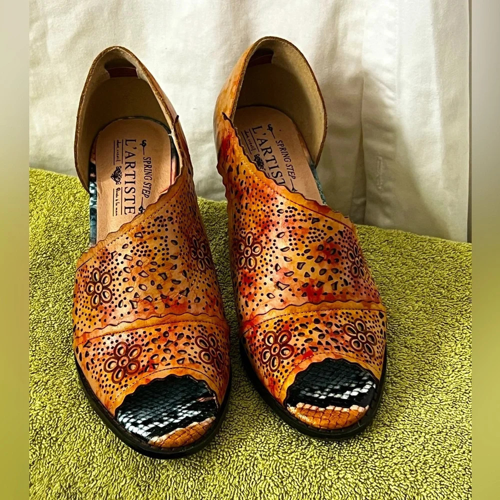 L'Artiste Spring Step Hand Painted Leather Womens Sz 36 Kitten Heels U.S. 5.5